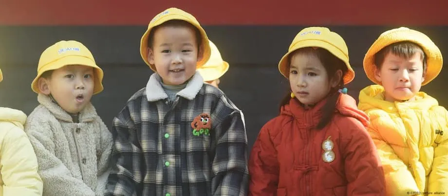 中國每名幼兒補助500美元：現金獎勵能扭轉生育率危機嗎？