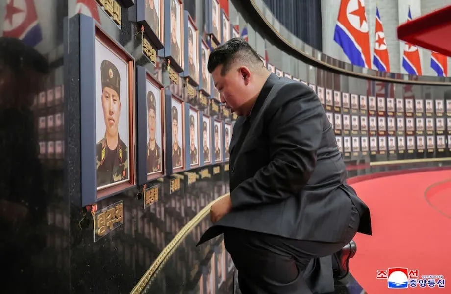金正恩含淚致敬：為俄羅斯在烏克蘭作戰而陣亡的北韓士兵