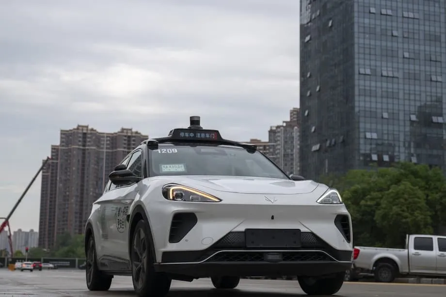 中國2030年前將在主要城市部署30萬輛無人計程車，加速全球機器人計程車競賽