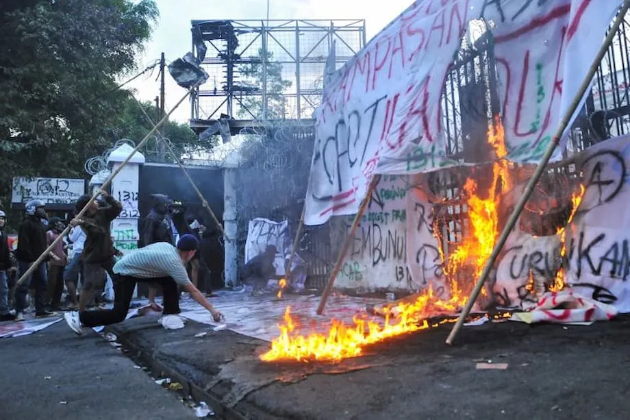 萬隆大學校園外催淚瓦斯瀰漫,凸顯民眾對不平等與警察執法的深層憤怒