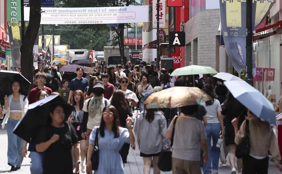 南韓免簽接待中國旅行團計畫引發民眾反彈、健康疑慮及更廣泛的政治辯論