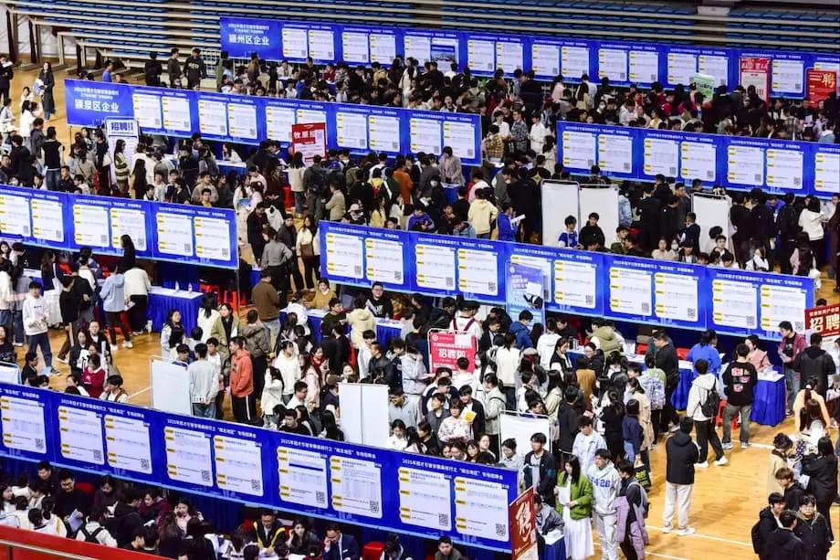 中國青年失業率創兩年新高,創紀錄畢業生面臨疲弱招聘市場