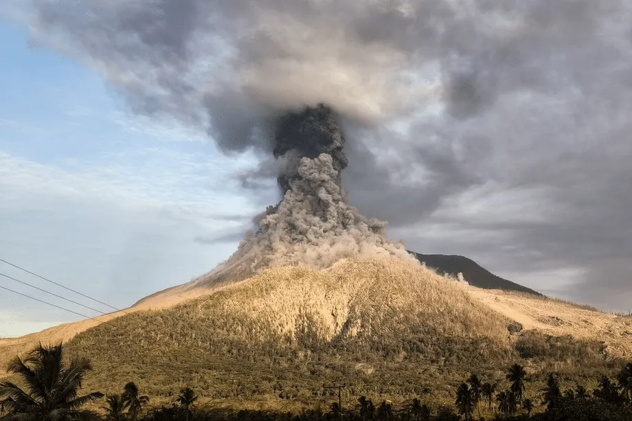 印尼勒沃托比拉基拉基火山噴發，警戒升至最高級