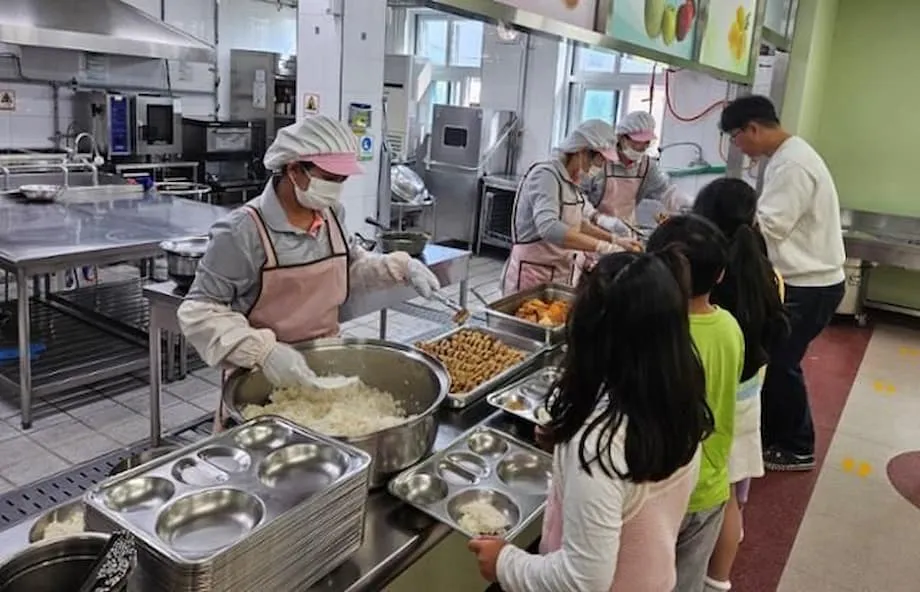 南韓校園午餐爆紅，幕後女性工作者付出沉重代價