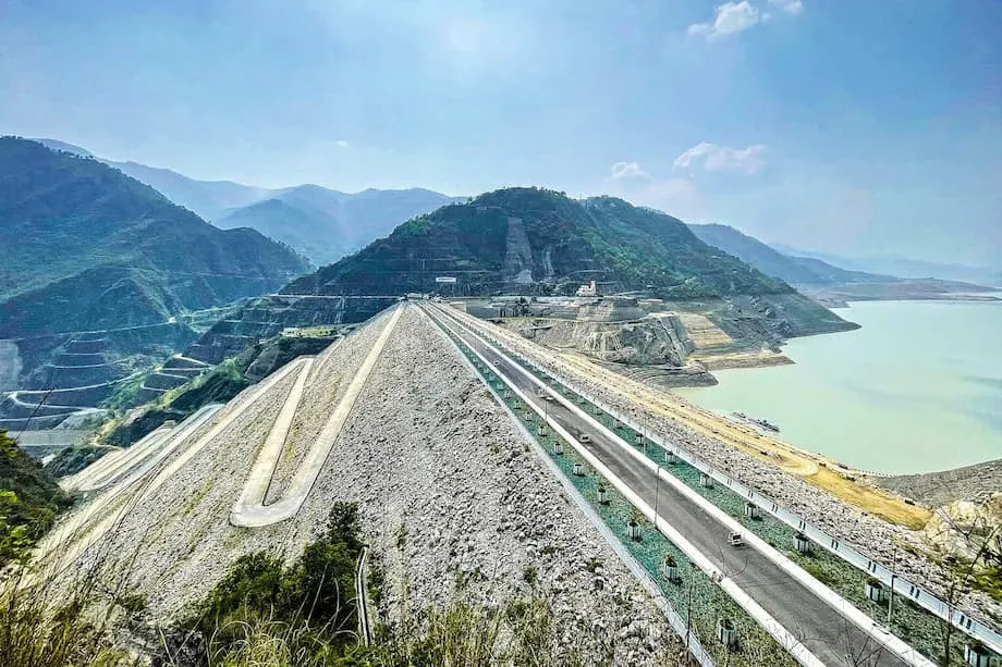 脆弱山脈與大型水壩：喜馬拉雅水力發電的豪賭