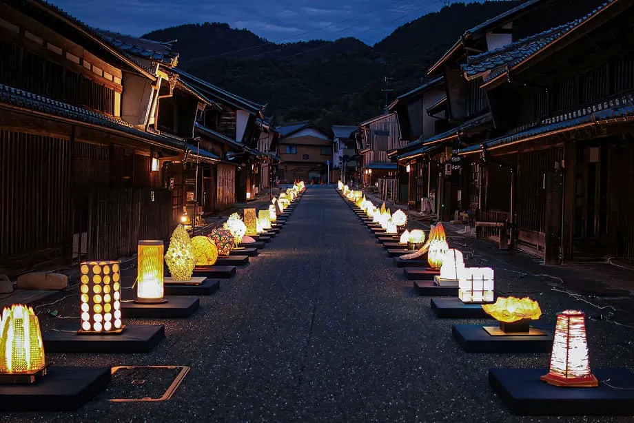 秋日燈光與和紙藝術點亮美濃市歷史街區