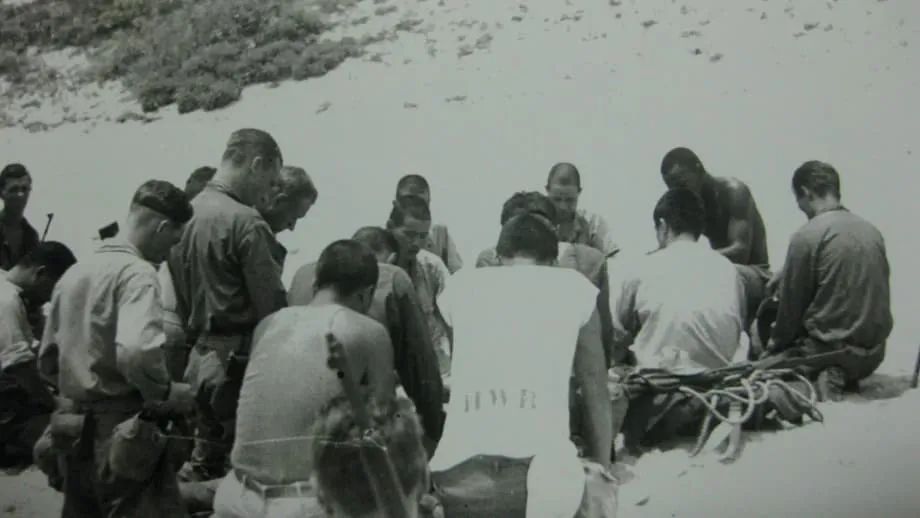 1945年阿嘉島:美日士兵共進野餐,達成休戰協議