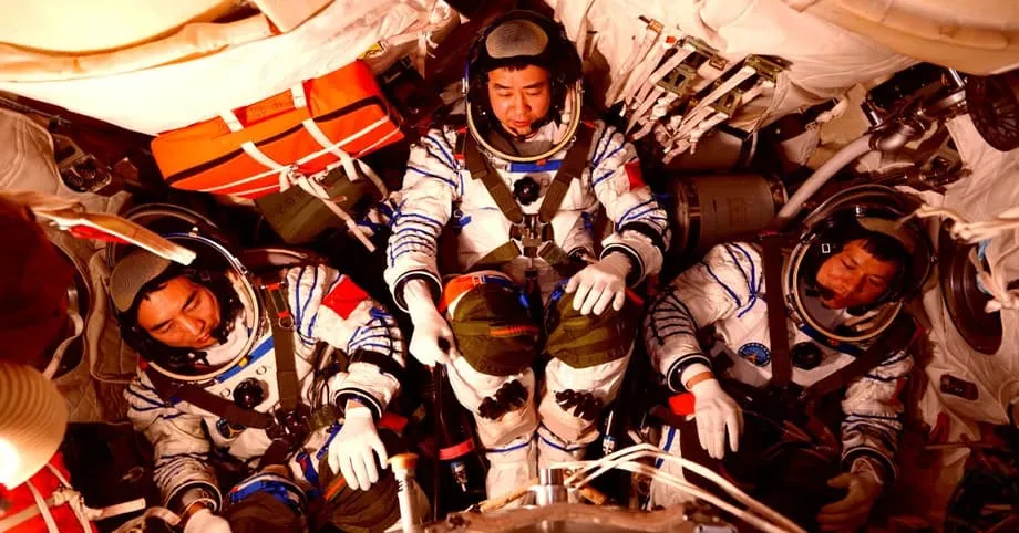 神舟二十號舷窗出現裂痕，迫使太空人更換飛船，也凸顯軌道碎片風險