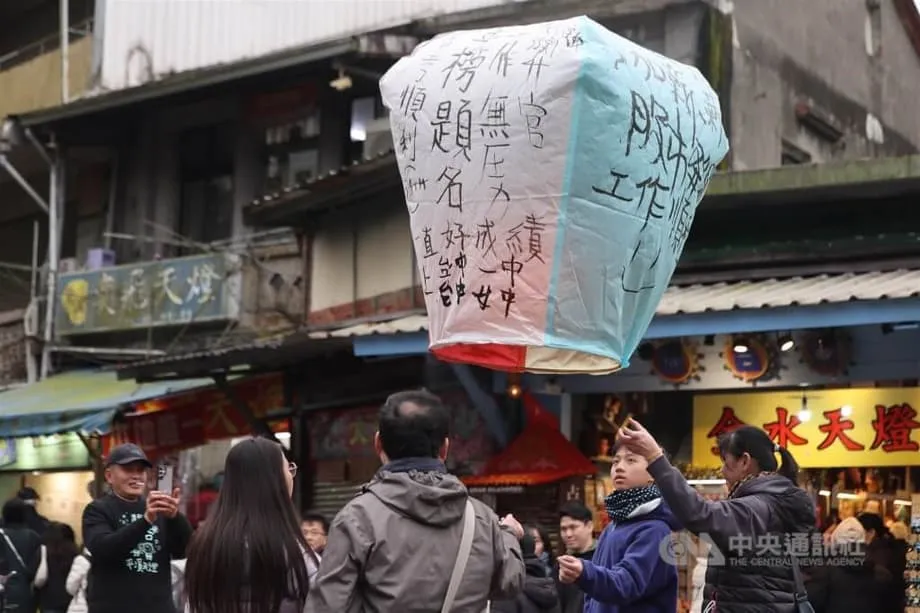 台鐵將試辦平溪線鐵道天燈施放管制措施