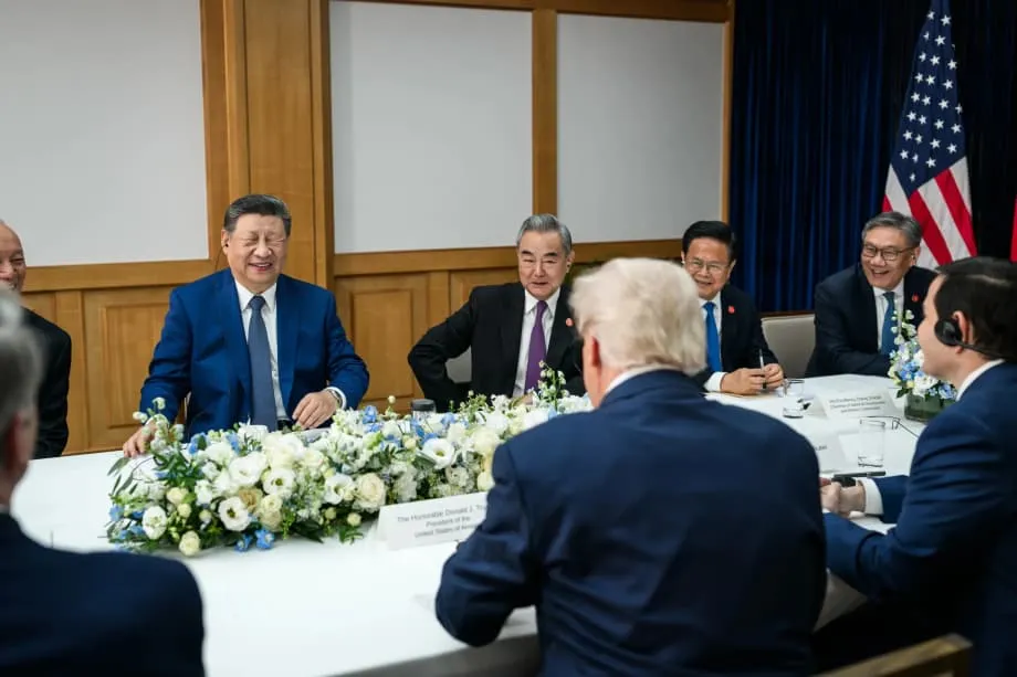 APEC峰會罕見照片捕捉習近平笑容,凸顯國際舞台與國內形象的落差