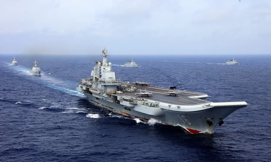 遼寧號航空母艦在沖繩附近演訓，引發雷達照射爭議與克制呼籲