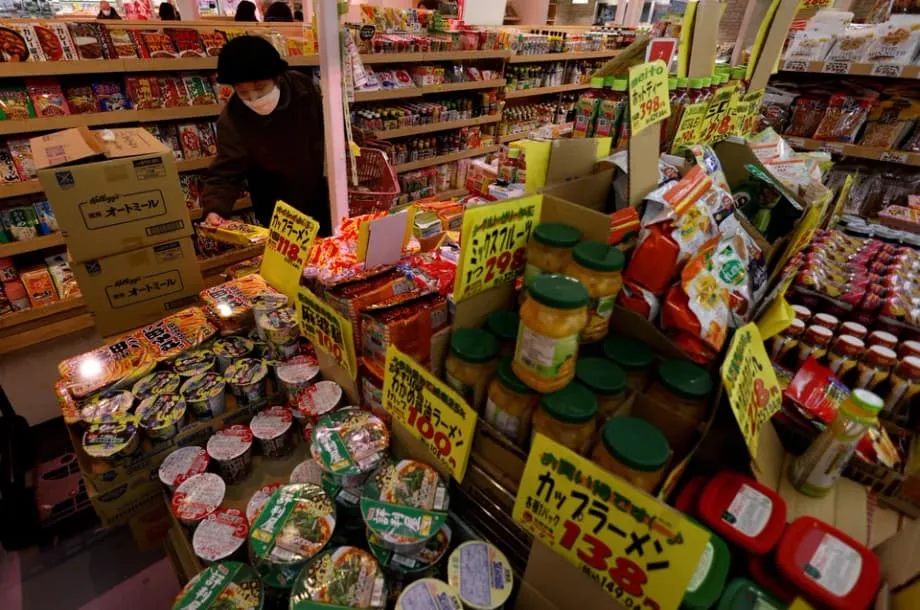 日本經濟悖論：實質薪資上漲，家庭支出卻大幅縮減