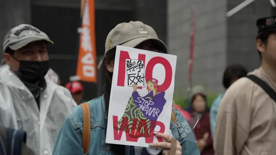 日本數十年來最大規模反戰示威，挑戰首相的軍事擴張野心