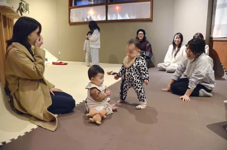 日本深夜哭泣咖啡館為疲憊母親提供避風港，出生人數創新低