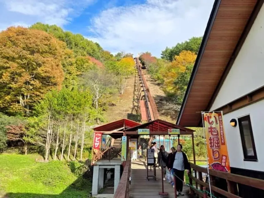 道之驛南清里隱藏版登山纜車，載遊客直達花卉公園