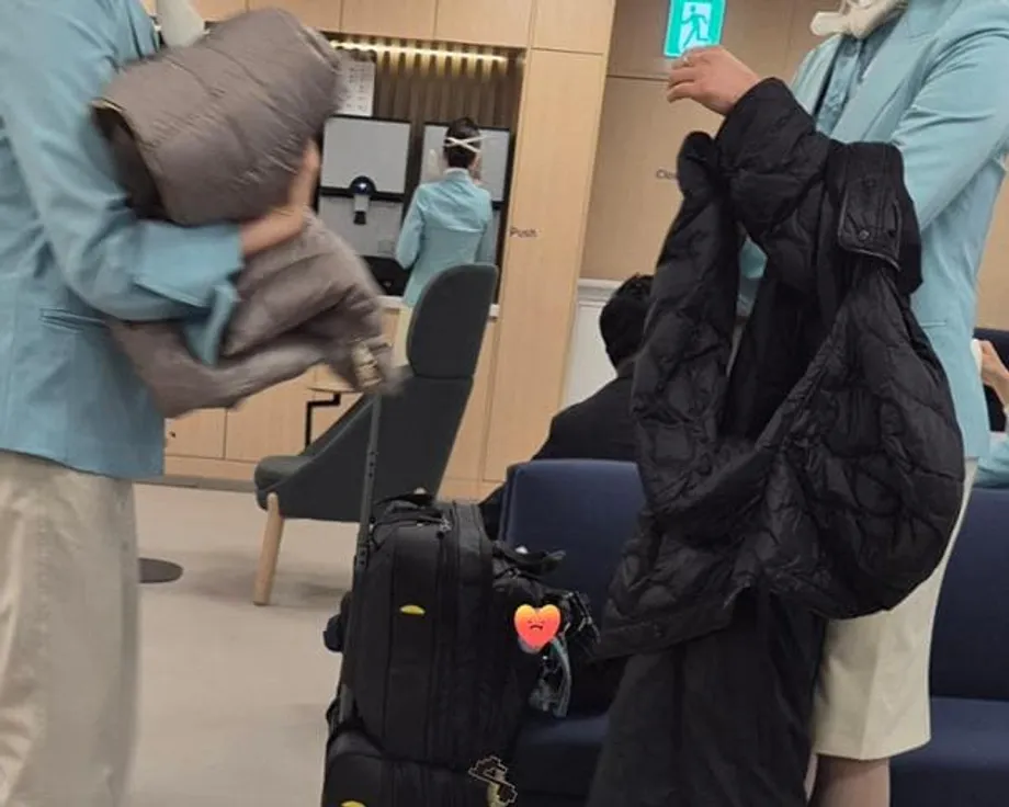 冷酷的現實：南韓空服員為何穿著制服通勤