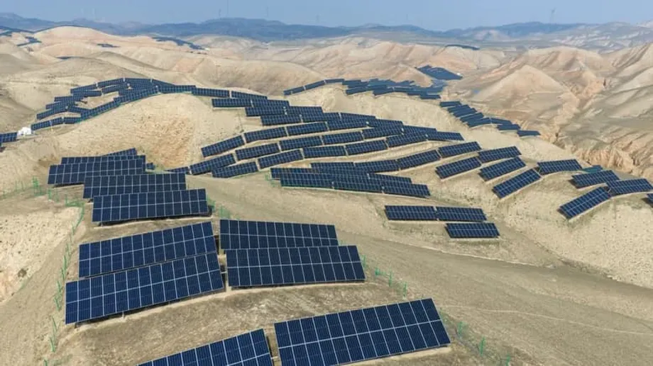 中國太陽能巨型電廠讓沙漠綠化，同時為電網供電