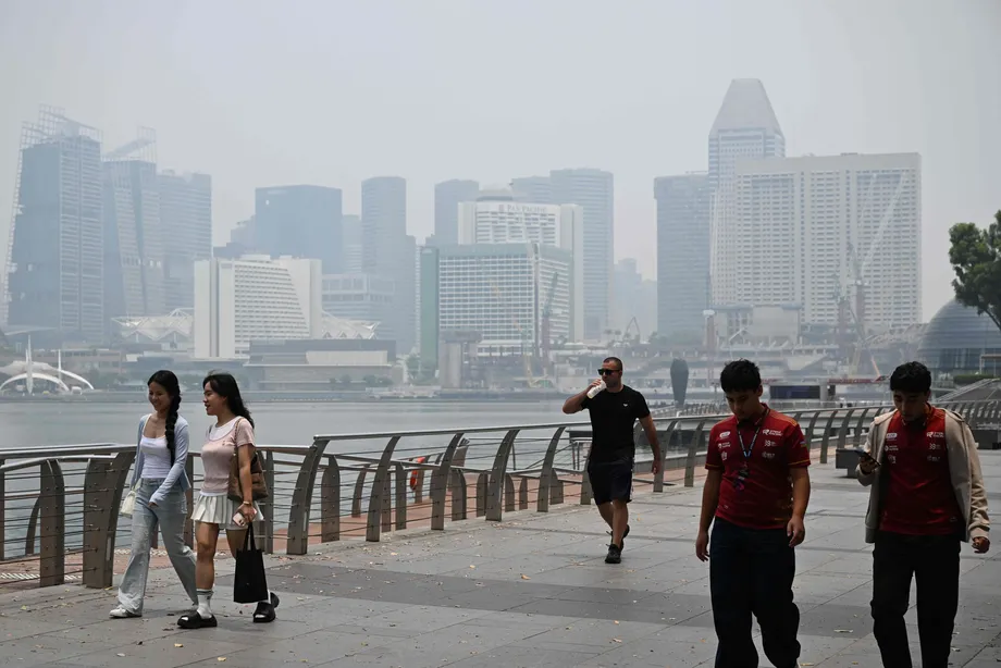 Wildfire Haze Pushes Singapore Air Quality to Global Worst, Closes Schools in Malaysia