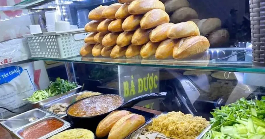 Quang Ngai Banh Mi Shop Apologizes After 167 Suspected Food Poisoning Cases