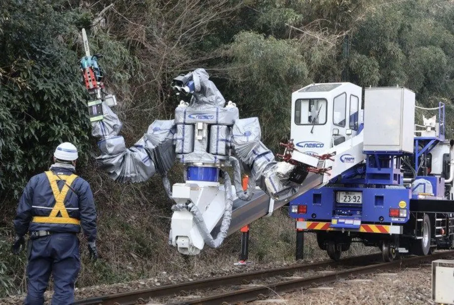 JR West Adds Railway Robots With 15 Metre Reach and 120 Kilogram Lifting Capacity