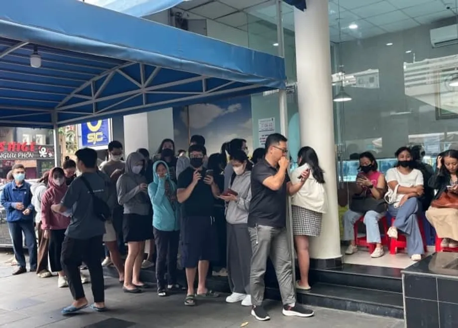 越南結束黃金專賣後,排隊人潮、價格創新高,貨架供不應求